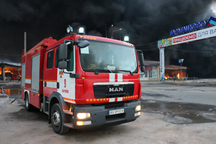 В Харькове до сих пор тушат пожар на рын…