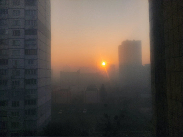 Київ затягнуло їдким димом…