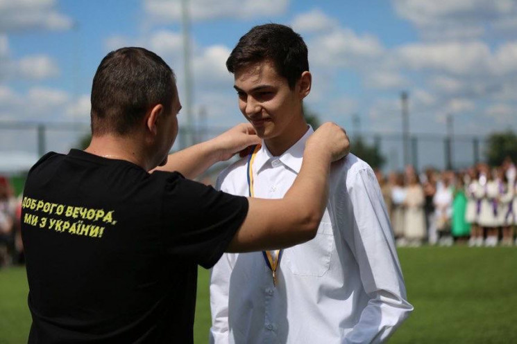 Хмельницькі випускники-медалісти урочист…