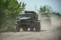 На Луганщині людям під обстрілами продов…