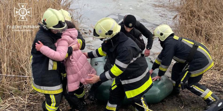 На Львівщині дівчинка провалилася під кр…