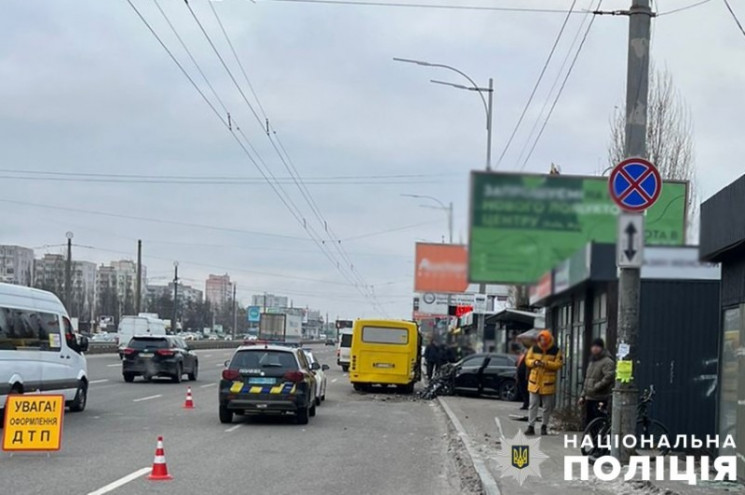 У Києві на автобусній зупинці сталася ле…