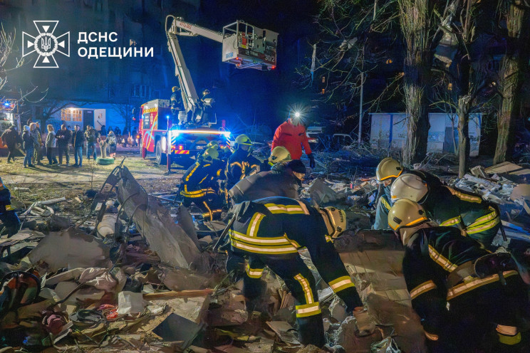 З-під завалів в Одесі дістали живого чол…