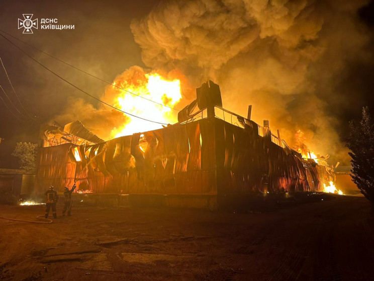Пожежа на Київщині: Горіли склади (ФОТО)…