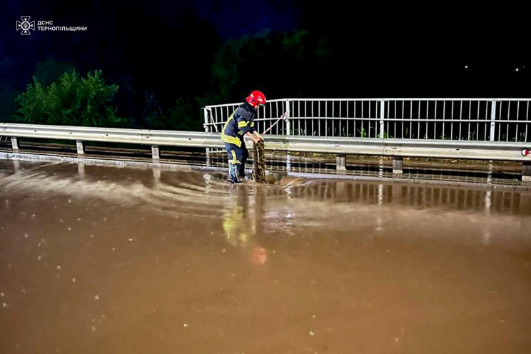 На Тернопільщині злива затопила міст та…