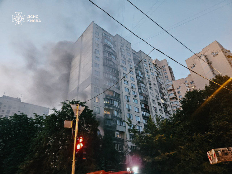 В Києві серед ночі спалахнула 16-поверхі…