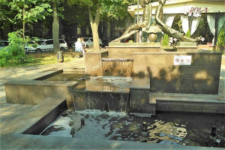 В центре Одессе вандалы залили фонтан жи…