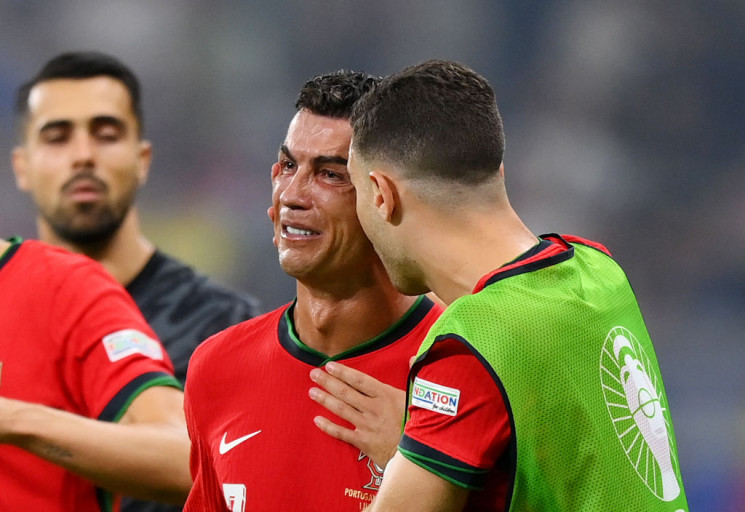 Воротар і сльози Роналду тягнуть Португа…