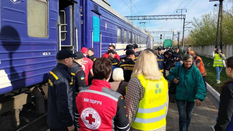 Эвакуационные поезда со станции Покровск…