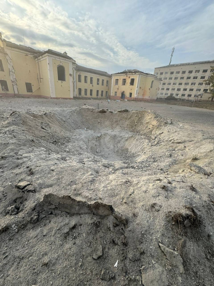 Окупанти скинули важку авіабомбу на шкіл…