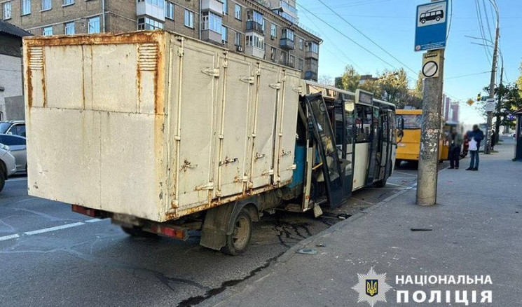 У Києві вантажівка влетіла в маршрутку з…