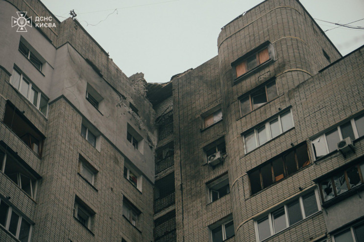 Нічна атака дронів на столицю: В ДСНС по…