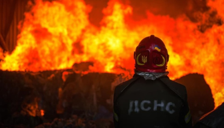 На Черкащині уламки дронів впали на мебл…