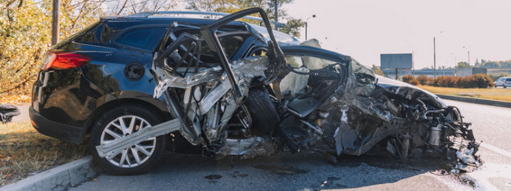 У Дніпрі водій розтрощив автівку об стов…