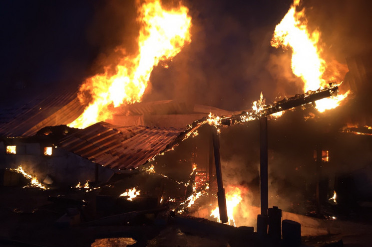 На Харківщині згоріла фермерська будівля…