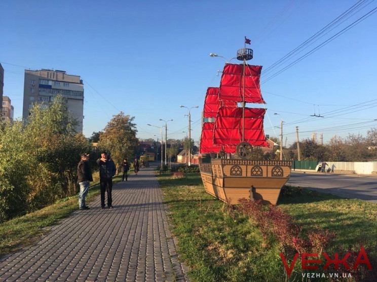 На Тяжилові з’явився корабель з червоним…