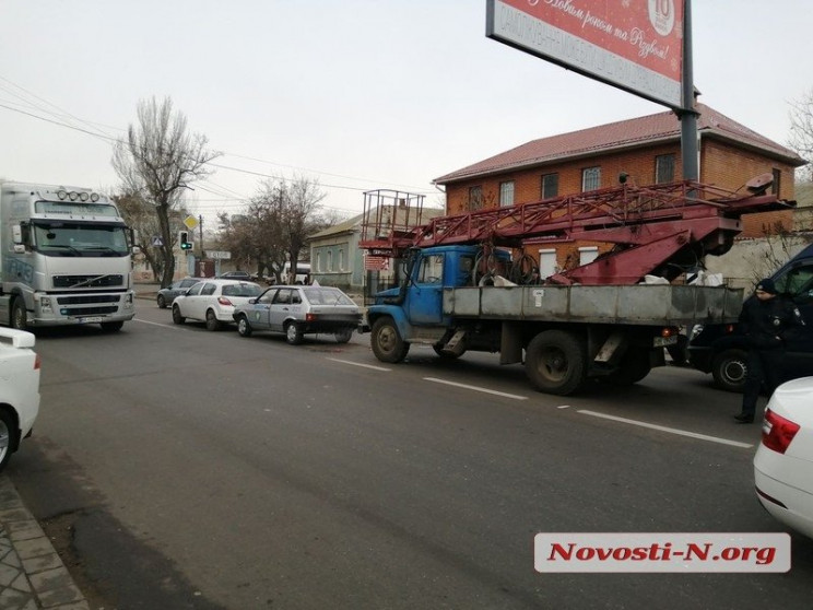 У Миколаєві водій автовежі напідпитку вл…