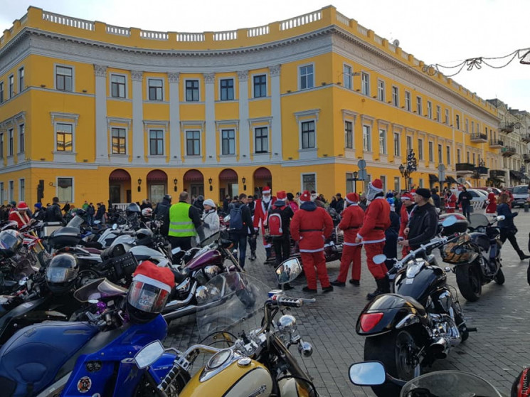 Санта Клаусы на мотоциклах устроили в Од…