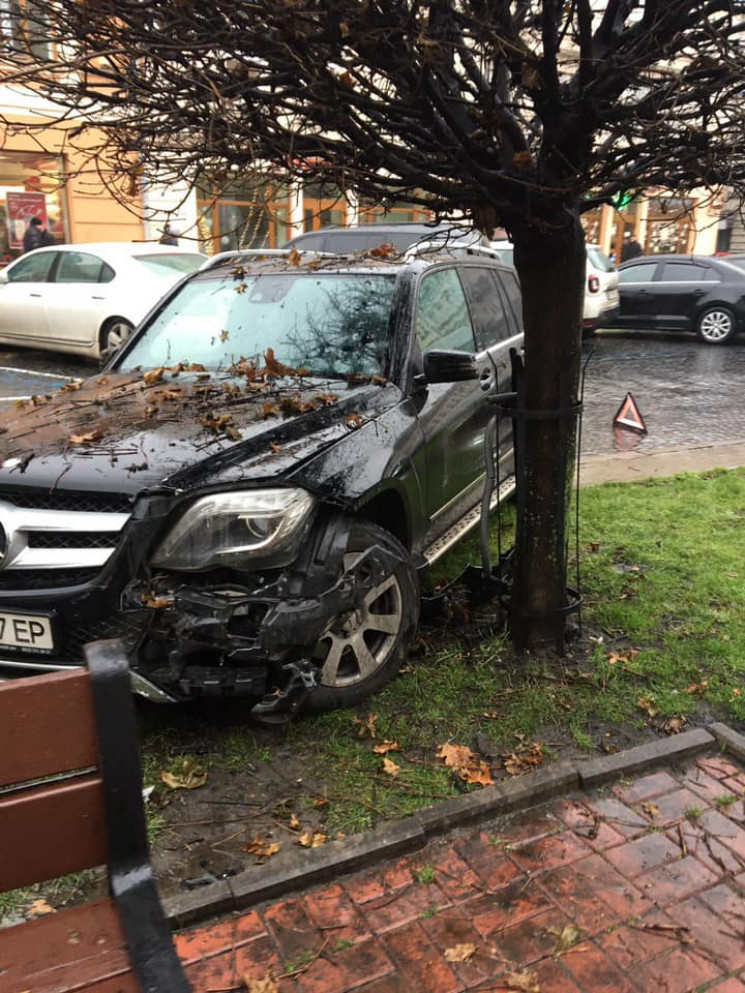 У центрі Львова розбили дорогу іномарку…